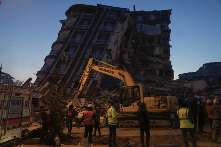 La cruda realidad tras los terremotos en Türkiye: “Este es un desastre causado por una construcción de mala calidad, no por un terremoto”, señala David Alexander, profesor de Planificación de Emergencias de la University College de Londres