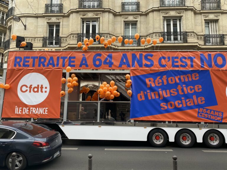 Francia amanece sin trenes y bloqueos de refinerías en protesta por Reforma de Pensiones que aumenta en 2 años la edad para jubilarse