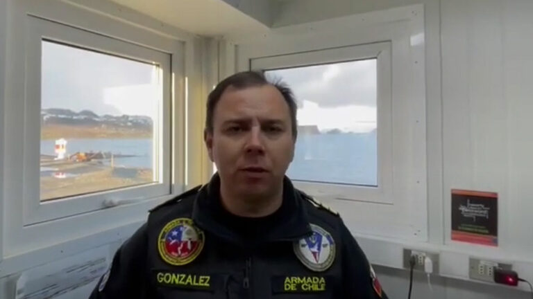 Comandante Cristian González , gobernador Marítimo Bahía Fildes antártica chilena