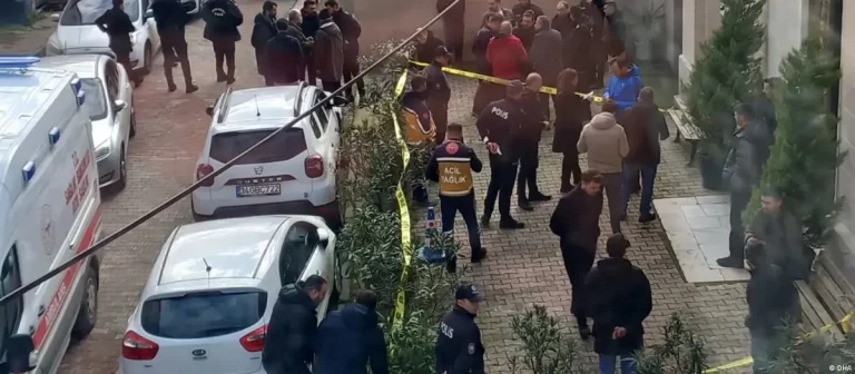 Enmascarados matan a una persona en iglesia italiana en Estambul