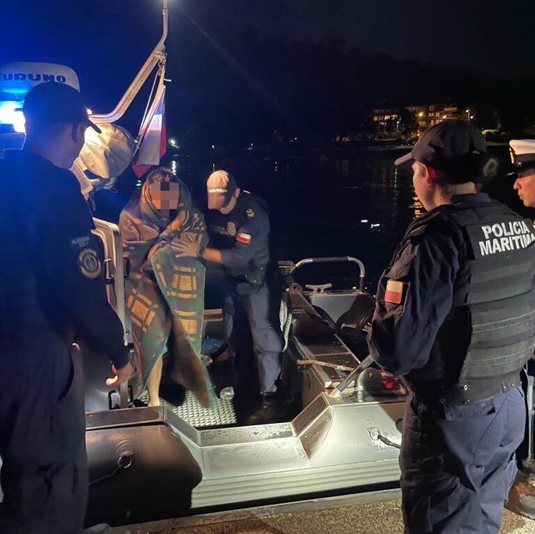 Armada logra rescatar con vida a dos personas desaparecidas en el Lago Villarrica