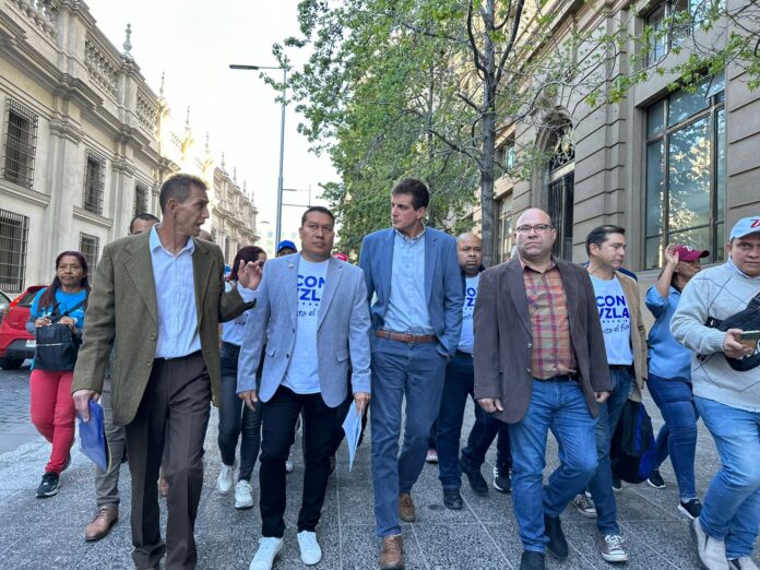 Diputado Diego Schalper junto a dirigentes de Con Venezuela en Chile