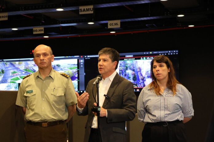 Subsecretario del Interior Manuel Monsalve con jefe de zona metropolitana de Carabineros Jean Camus y delegada presidencial Constanza Martínez