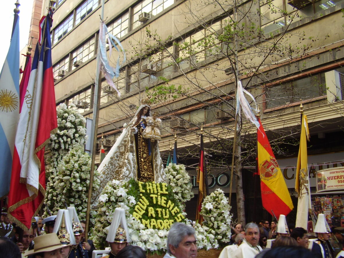 Procesión de la Virgen del Carmen por las calles del Centro de Santiago. (Foto: Infogate)