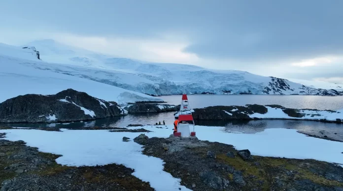Glaciares eternos y curiosos pinguinos acompañan a los fareros en sus labores