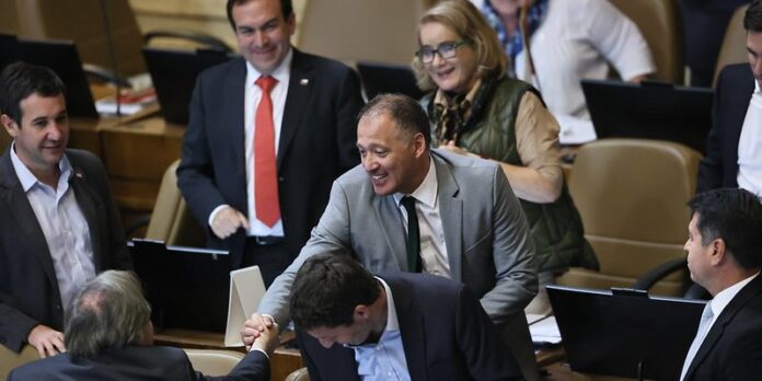 Diputado José Miguel Castro celebra elección como pdte. Cámara 07-04-2025