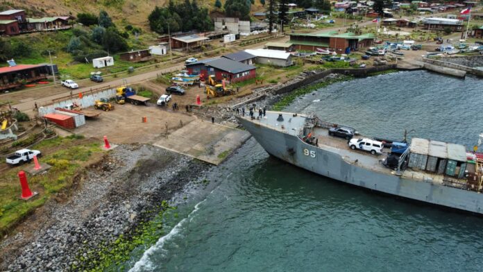 Barcaza Chacabuco en Juan Fernández Nov-2025