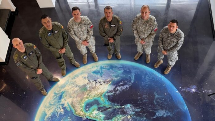 Visita FACh a Colombia cooperación espacial Nov-2025