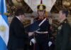 En modo neocolonia de EEUU, jura nuevo ministro de defensa argentino ante embajador de ese país y Pdte. Milei