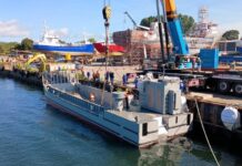 Asenav y Asmar lanzan al agua primera barcaza de Proyecto Escotillón en Valdivia