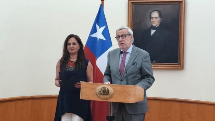 Ministro Alberto van Klaveren y subsecretaria de RREE Gloria de la Fuente