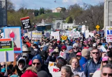 Jornada «No Kings» en EEUU y que se replica en el mundo, y la regla del 3,5% que preocupa al gobierno de Trump
